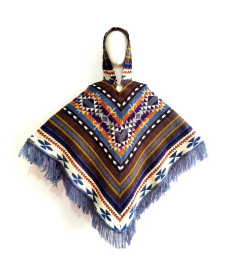 Poncho (Umhang, Überwurf) aus einer kleine Weberei Ecuadors mit traditionellen Motiven.