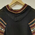 Leichter Poncho-Pullover aus den Anden Südamerikas. Ein modischer Mix aus Poncho und Pullover