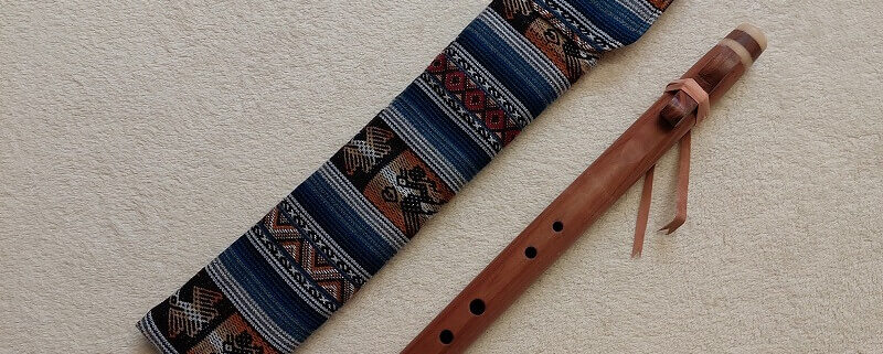 In Peru handgefertigte Flöte aus Echtholz inkl. Tasche Pentatonisch gestimmt. Eine typische Indian / Shaman Flute mit sehr guten, klaren Klang